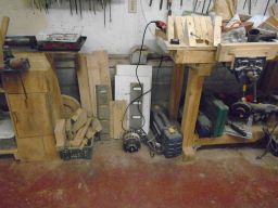 	 the gap between lathe bench and word bench	